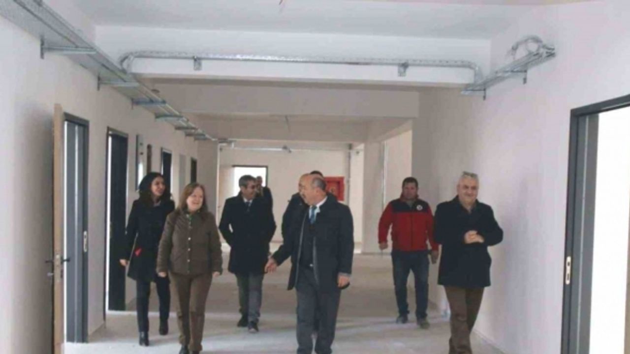 Müdür Başyiğit, yeniden inşa edilen ve güçlendirme çalışması yapılan okullarda incelemelerde bulundu