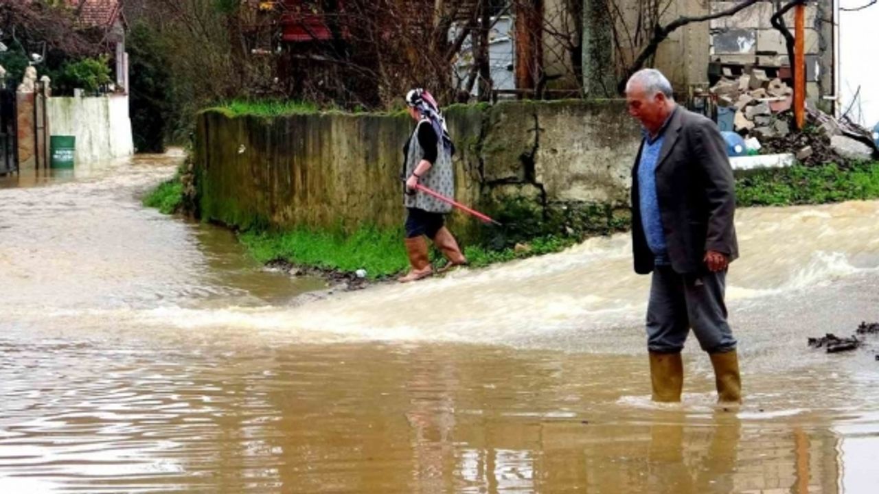 Muğla’da bazı cadde ve sokaklar yağmur sonrası sular altında kaldı