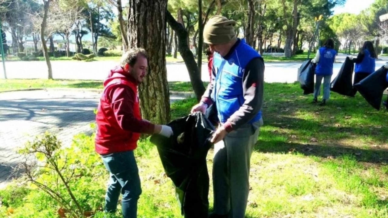 Muğla’da gönüllü öğrencilerden çevre temizliğinde örnek davranış