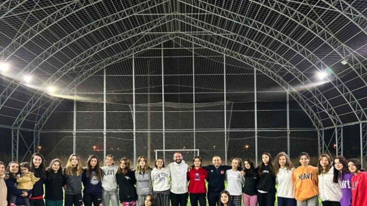 Muğla’nın U16 kızları Hokey takımı ilk maçını kazandı