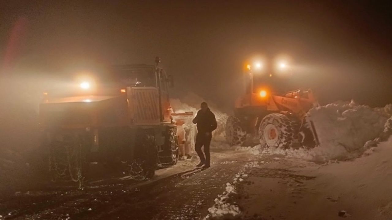 Muş-Mutki karayolunda mahsur kalan 35 kişi kurtarıldı
