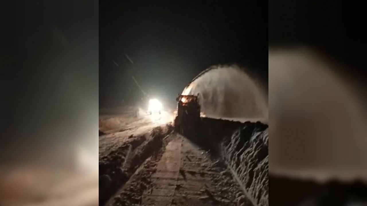 Muş-Mutki karayolunda mahsur kalan 70 kişi kurtarıldı