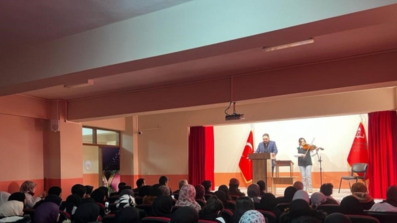 Muşlu öğrenciler için şiir ve müzik etkinliği düzenlendi