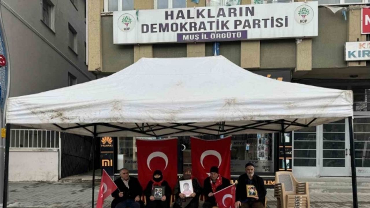 Muş’ta HDP önündeki evlat nöbeti devam ediyor