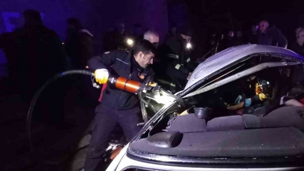 Muş’ta refüje çarpan otomobil takla attı: 2 yaralı