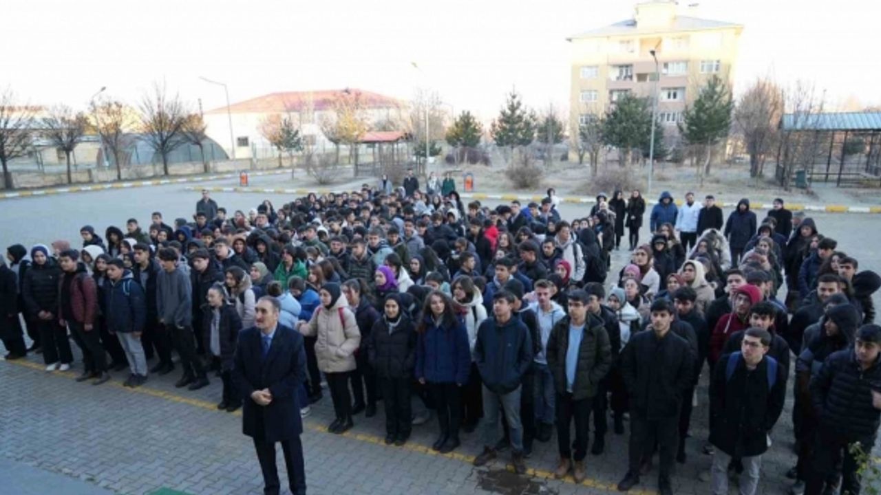 Muş’ta şehitler için bir dakikalık saygı duruşunda bulunuldu