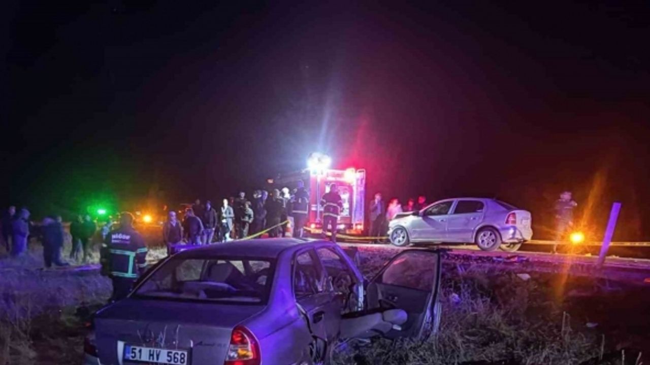 Niğde’de iki otomobil kafa kafaya çarpıştı: 2 ölü, 3 yaralı