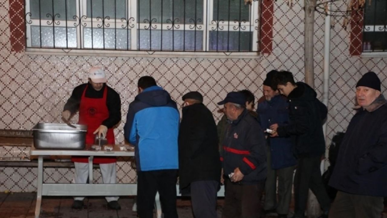 Odunpazarı Belediyesi Üç Aylar ve Regaip Kandili dolayısı ile helva dağıttı