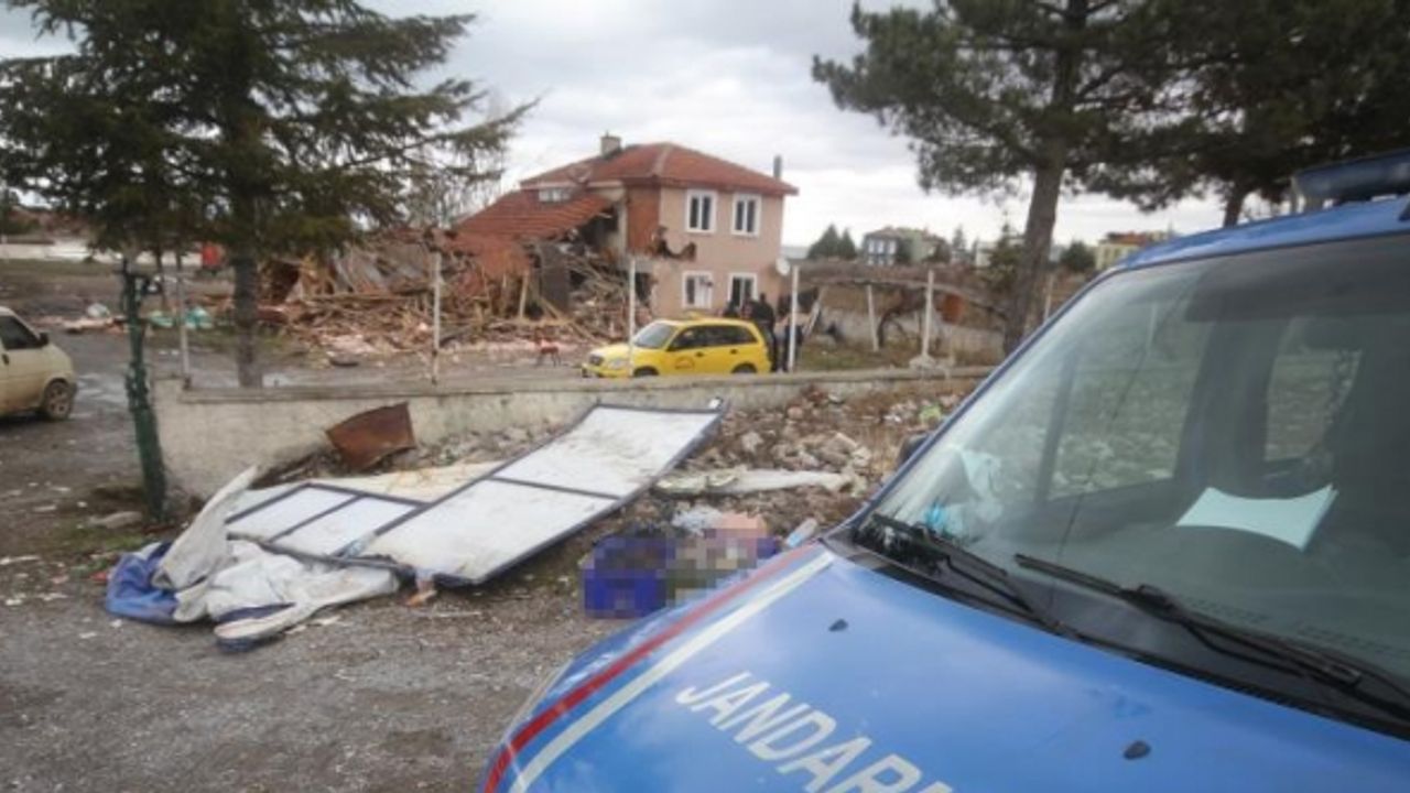 Öfkeli müşteri iş makinesiyle alkollü restoranı ve büfeyi yerle bir etti