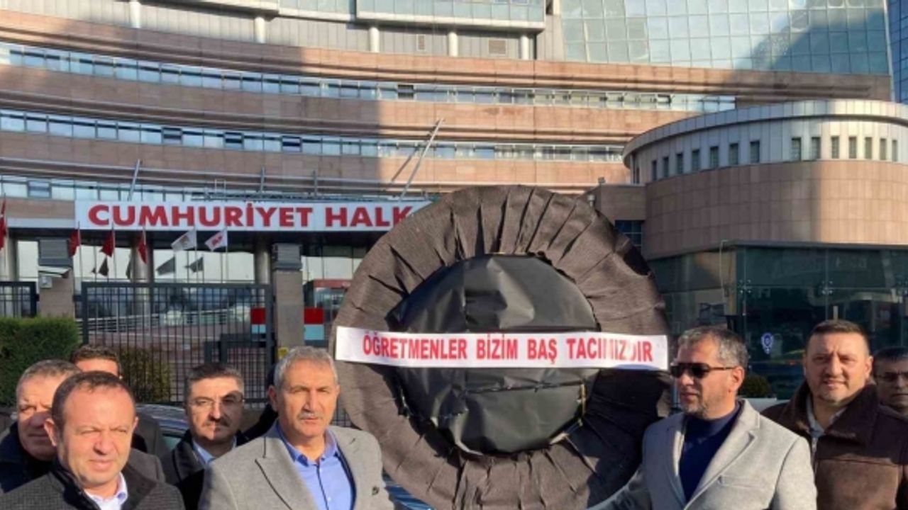 Öğretmenler CHP Genel Merkezi önüne siyah çelenk bıraktı