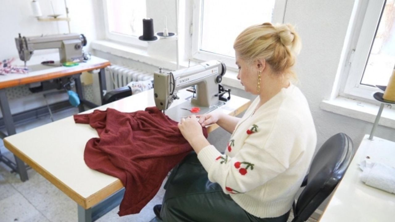 Önce dikiş öğrendiler, şimdi kendi kıyafetlerini dikiyorlar