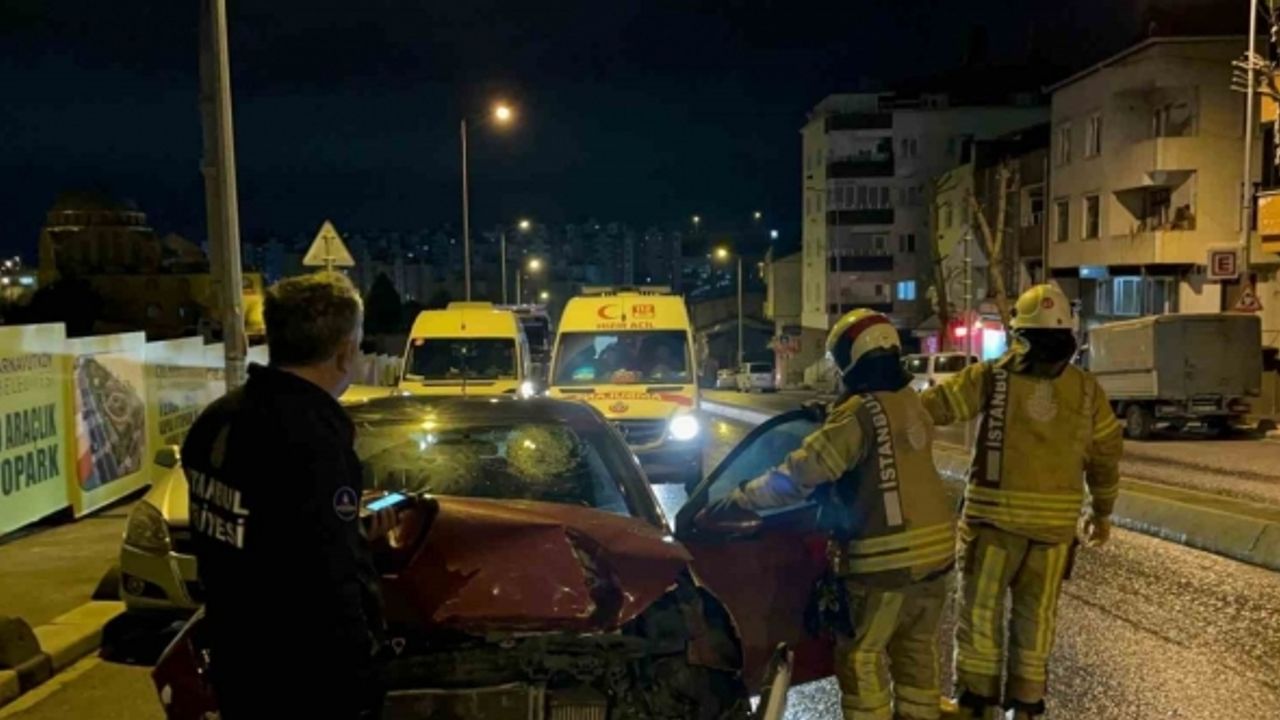 Önce park halindeki tıra, ardından kayarak başka bir otomobile çarptı