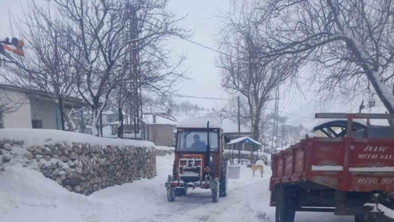 Örnek muhtar, kardan kapanan yolları kendi imkanlarıyla temizledi
