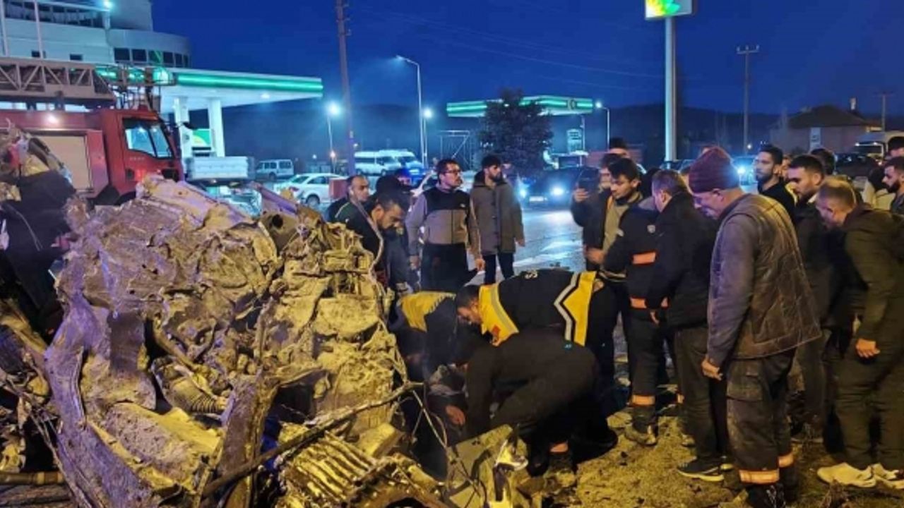 Ortadan ikiye bölünen araç yanarak hurdaya döndü: 1 ağır yaralı