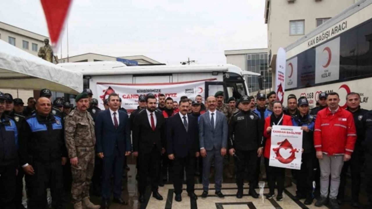 Osmaniye polisi Kızılay’ın ‘Birbirimize Candan Bağlıyız’ kampanyasına destek verdi