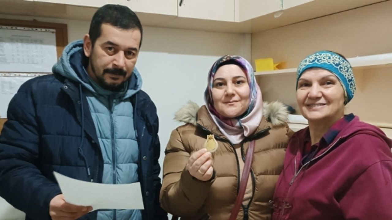 Otobüs durağında bulduğu altın kolyeyi sahibine teslim etti