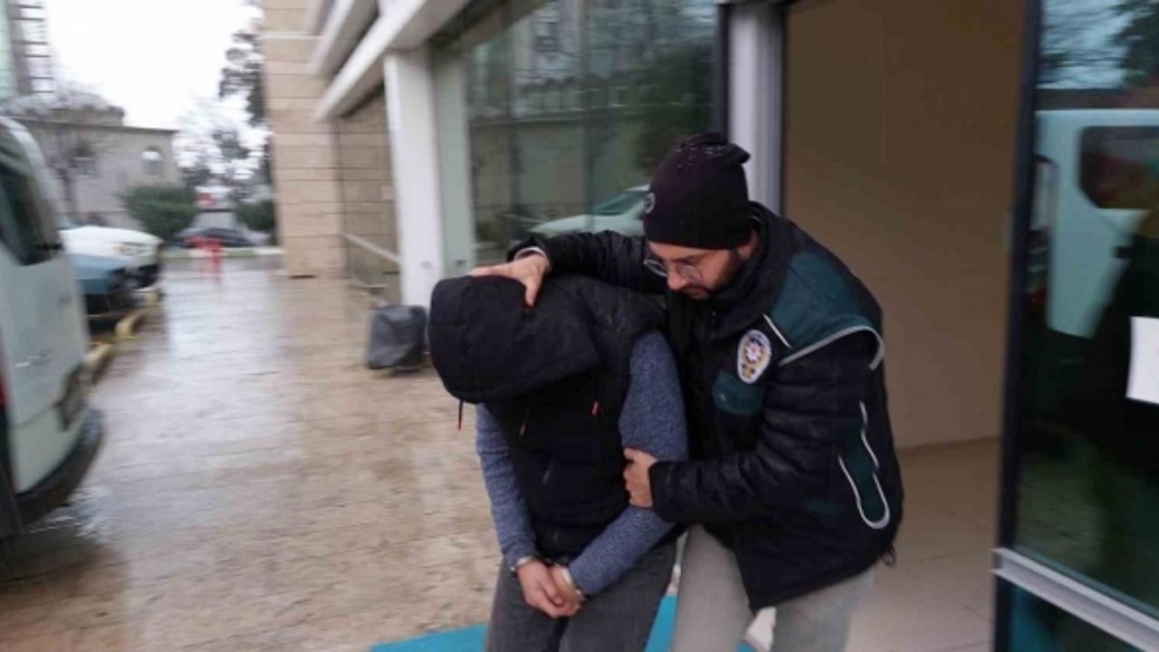 Otobüsteki uyuşturucuyu alırken kapılar üzerine kilitlenip, polise teslim edildi