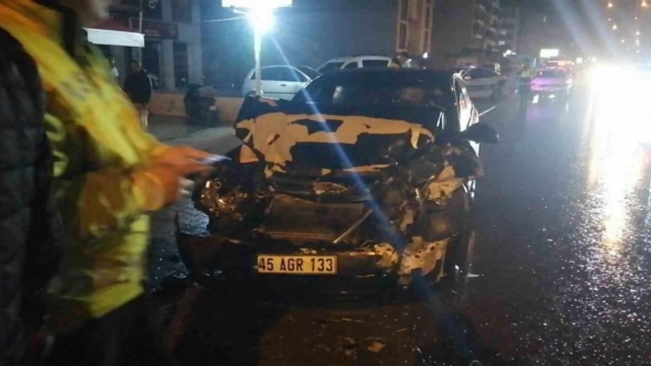 Otomobil şehir içi yolcu otobüsüne çarptı: 3 yaralı