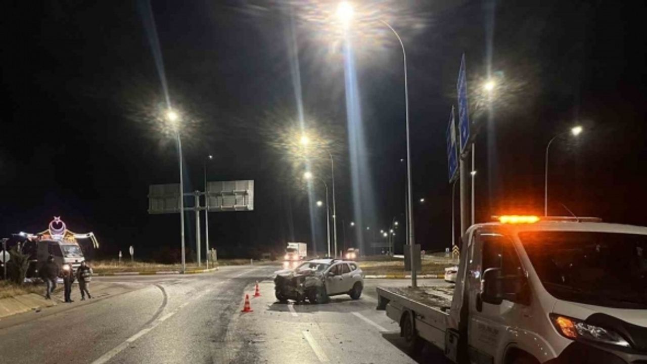 Otomobil sürücüsü sollamak istediği tıra yandan çarpıp ağır yaralandı