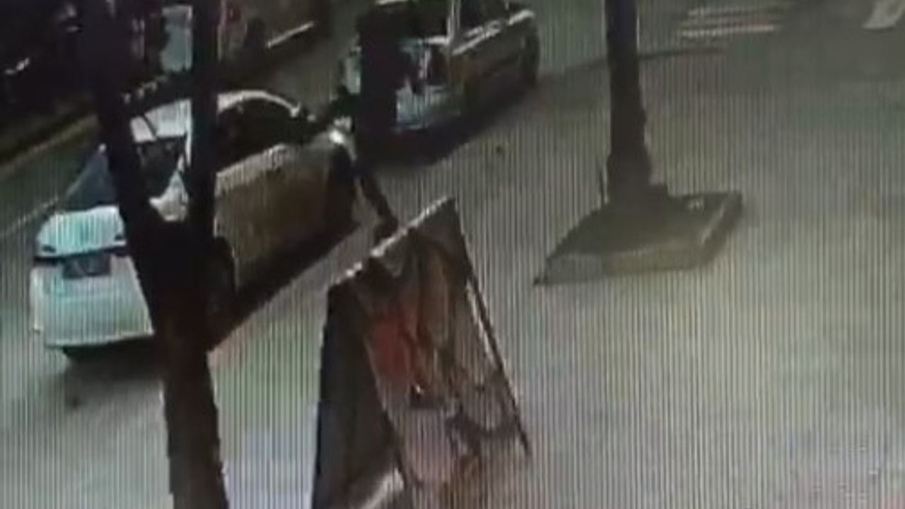 Otomobilin aynasına tekme atarak kıran şahıs güvenlik kamerasına yakalandı
