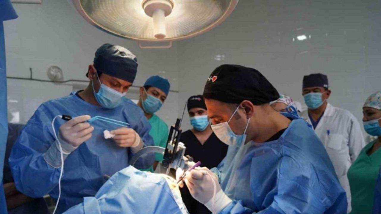 Özbekistan’ın ilk beyin pili ameliyatına Türk doktorlar imza attı