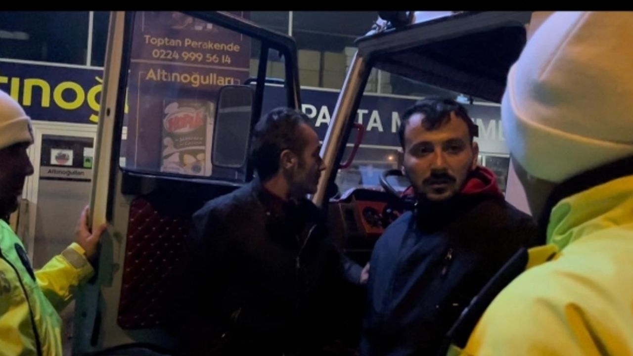 (Özel) Alkollü arkadaşını almaya gelen sürücü de alkollü çıktı...Alkollü nakliyatçılar polisi çileden çıkardı
