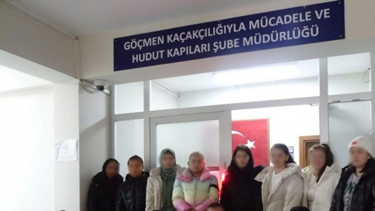 Özel belgede sahtecilik yapan 50 yabancı uyruklu şahıs sınır dışı edildi