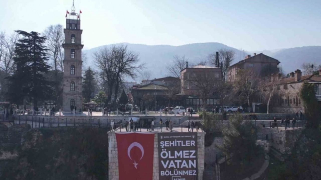 (Özel) Bursa’da başını kaldıran o yazıyı okudu: "Şehitler ölmez vatan bölünmez”