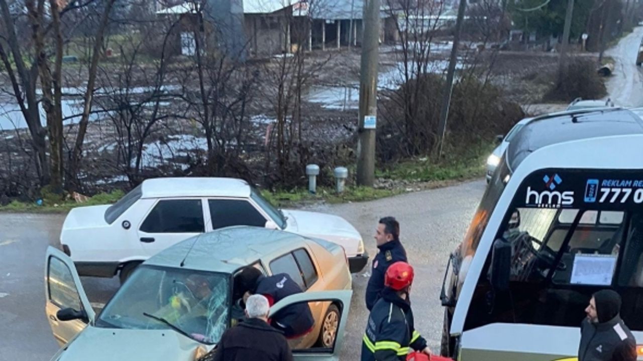 Özel halk minibüsü ile otomobil çarpıştı: 1 yaralı