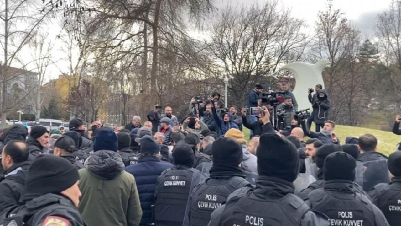 Özel sektörde çalışan öğretmenler, özlük haklarının iyileştirilmesini talep etmek için TBMM’nin Çankaya Kapısına yürüdü