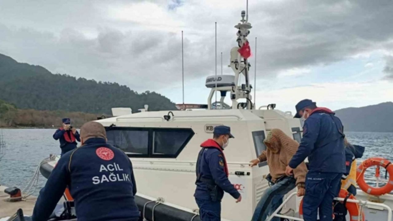 Özel teknede rahatsızlanan vatandaşa Sahil Güvenlik’ten tıbbi tahliye