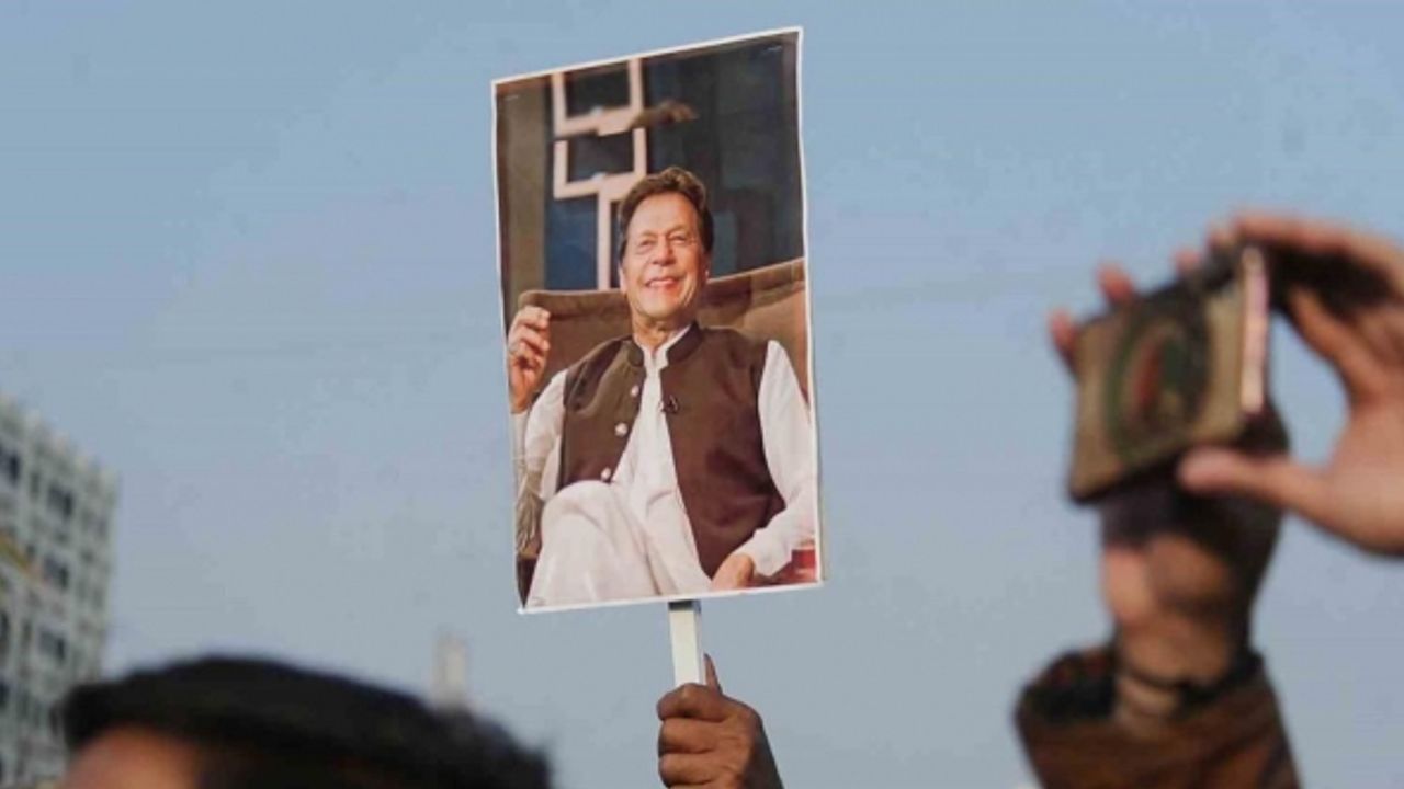 Pakistan’da eski Başbakan Khan ve Dışişleri Bakanı Kureyşi’ye 10’ar yıl hapis cezası