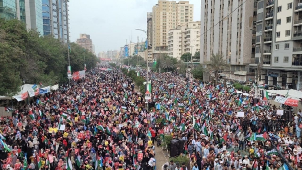 Pakistan’da on binlerce kişiden Filistin’e destek gösterisi