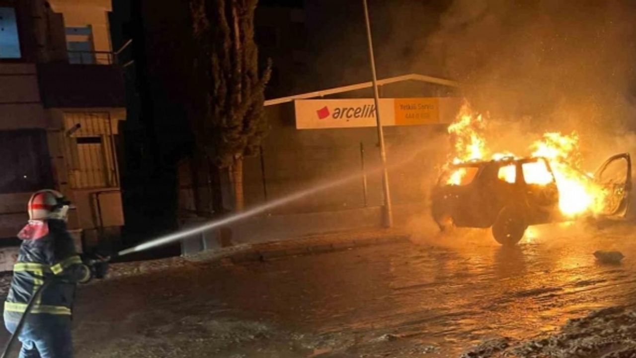 Park halindeki otomobil alev alev yandı, o anlar kamerada