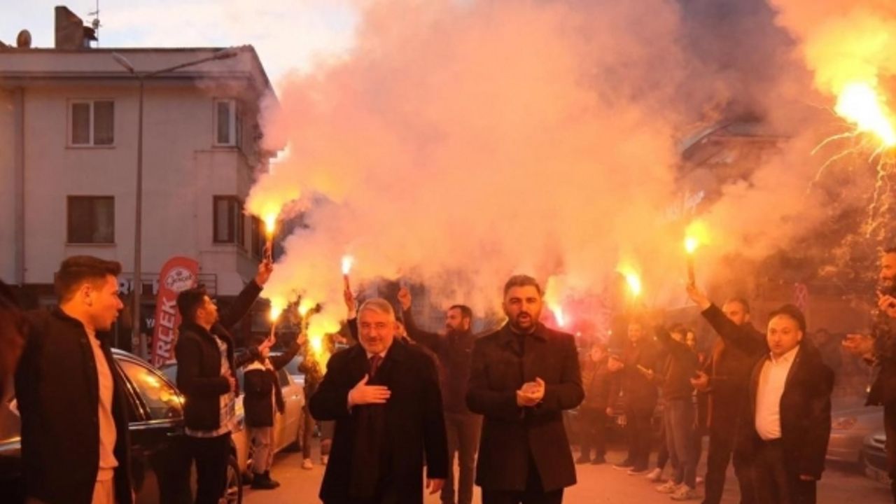 Partililer tarafından meşalelerle karşılanan Başkan Aşgın: “Gecemiz gündüzümüz Çorum olacak”