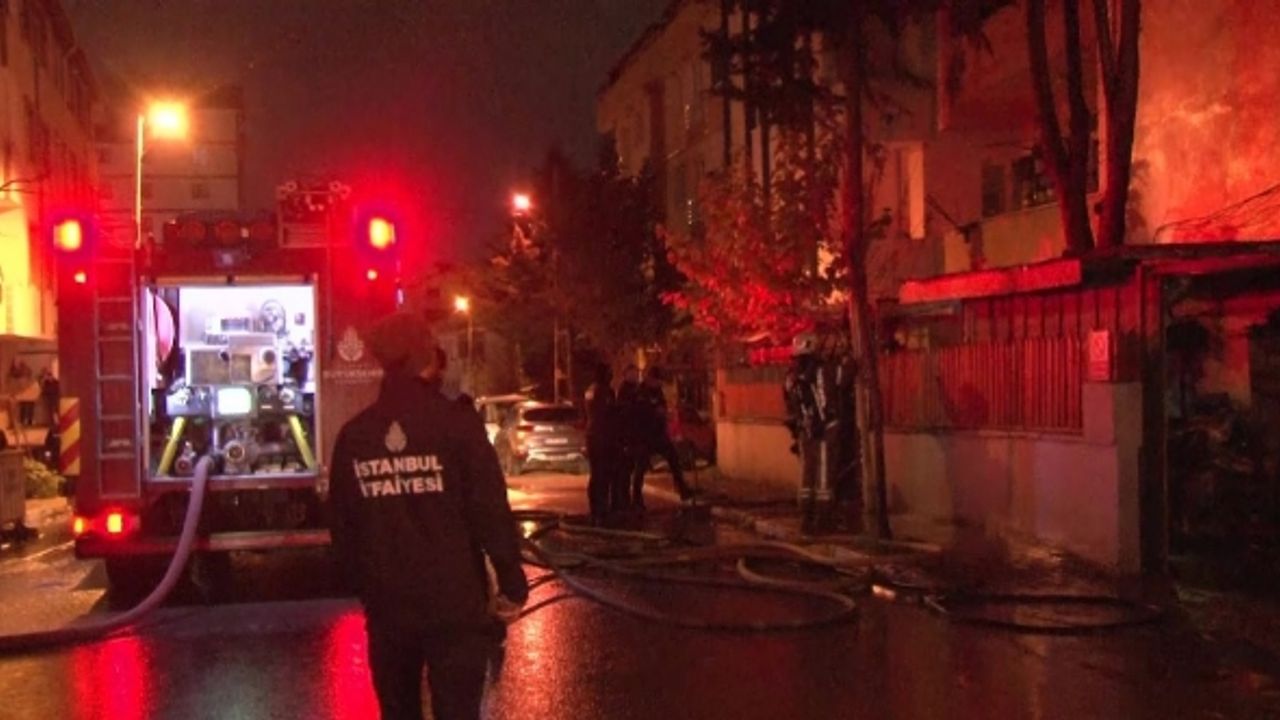 Pendik’te doğal gaz borusu patladı, çıkan alevler nedeniyle iki katlı bina tahliye edildi