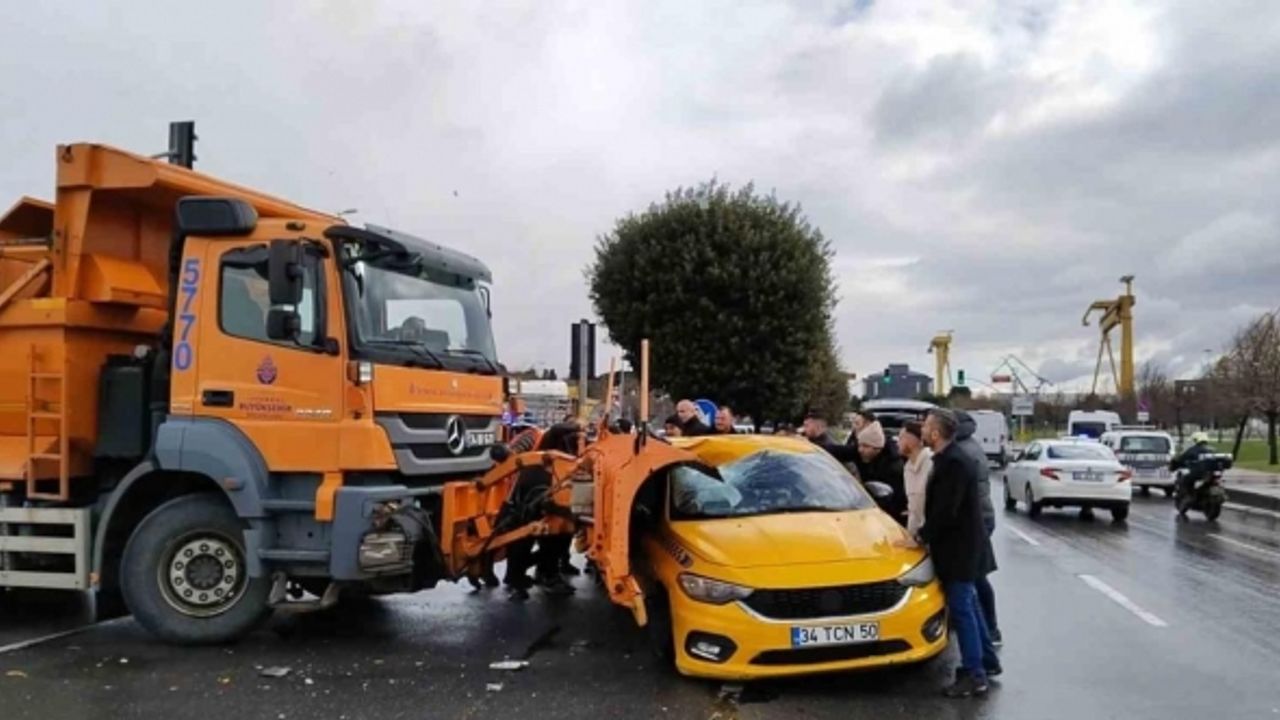 Pendik’te İBB’ye ait kar küreme aracı ticari taksiye çarptı: 3 yaralı