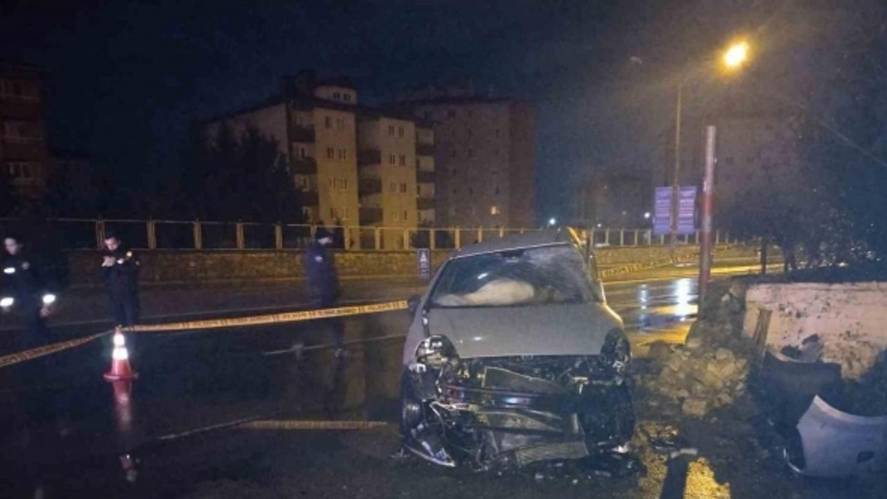 Pendik’te kontrolden çıkan araç duvara çarptı: 2 yaralı