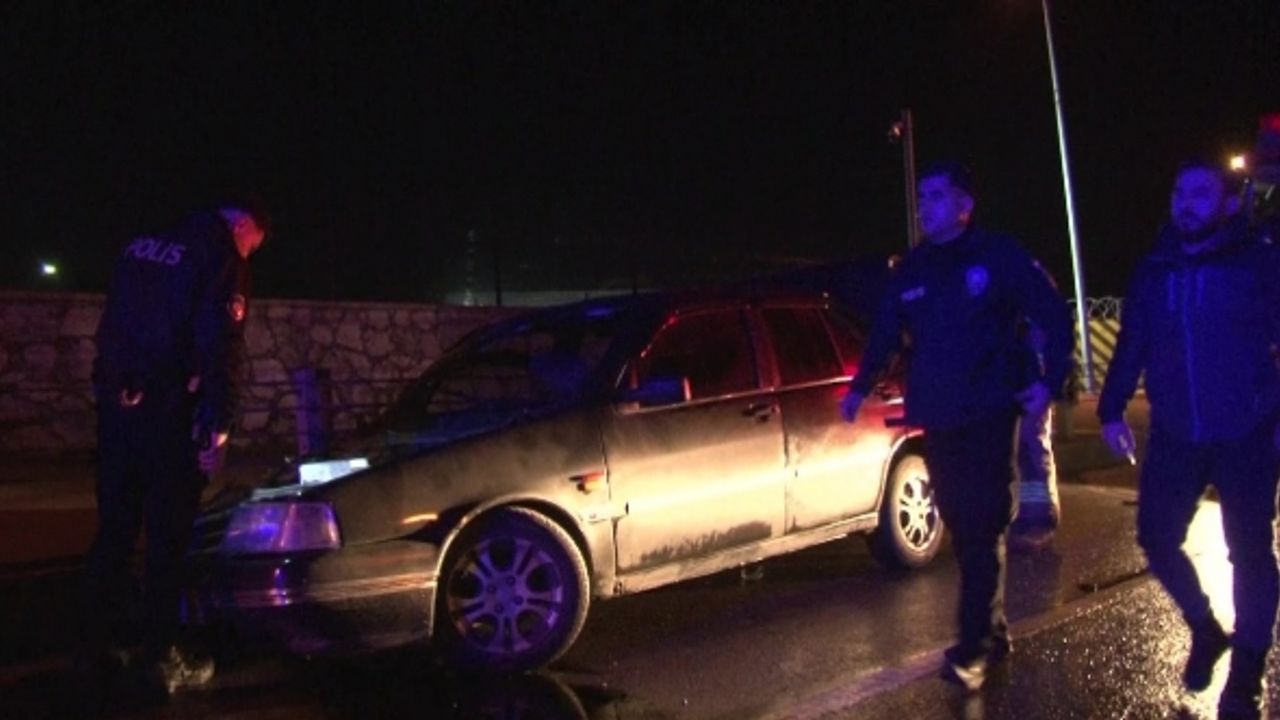 Pendik’te virajı alamayan araç bariyerlere çarptı: 2’si ağır 4 yaralı