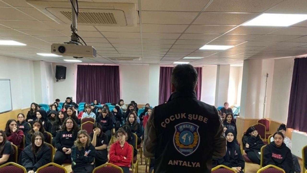Polisler, ‘Güvenli Okullar’ için öğretmen ve öğrencilere seminer verdi