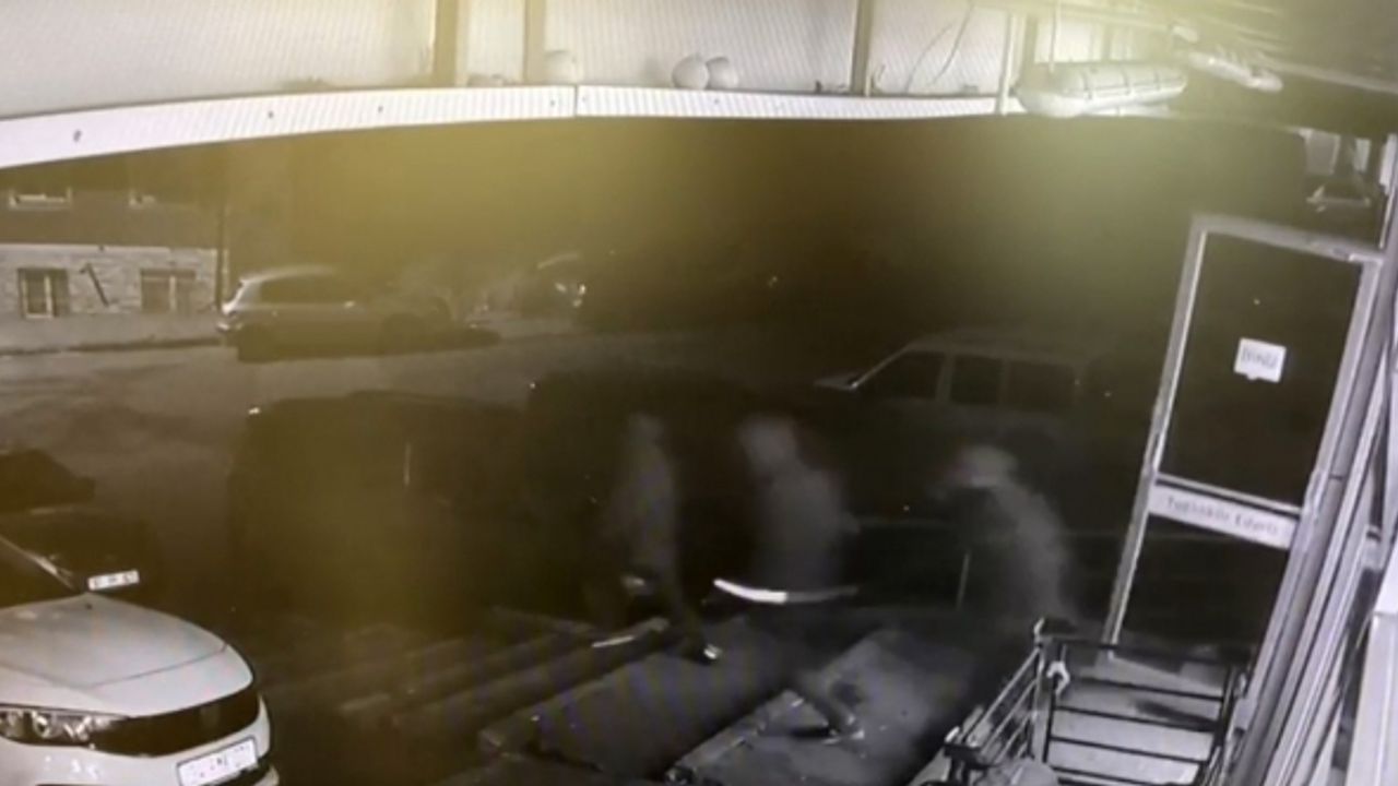 Pompalı tüfekle markete giren gaspçıları paspasla kovaladı: O anlar kamerada