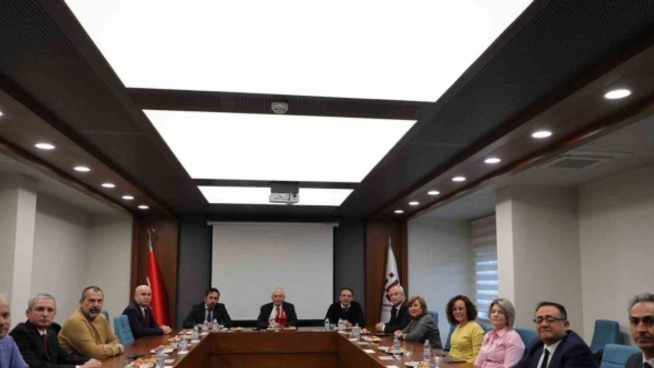 Rektör Özcan, ESTÜ Daire Başkanları ile istişare toplantısında bir araya geldi