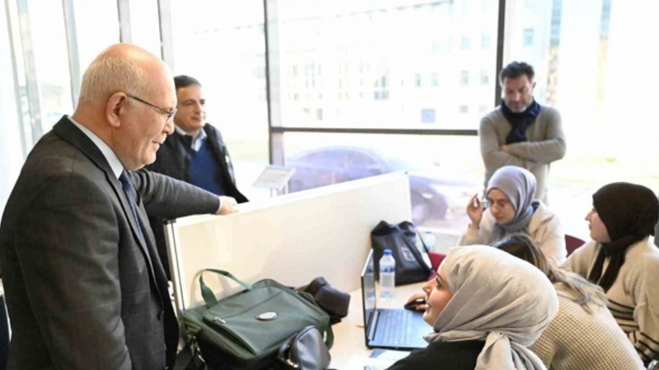 Rektör Savaş final haftasında öğrencilere çorba ikramı