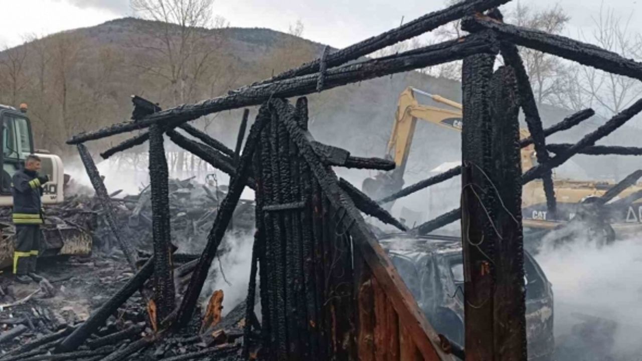 Rüzgarın etkisiyle büyüyen yangın bir ailenin her şeyini küle çevirdi