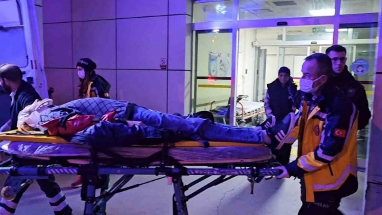 Sakarya’da iki otomobil çarpıştı: Araçta sıkışan yaralı itfaiye kurtardı