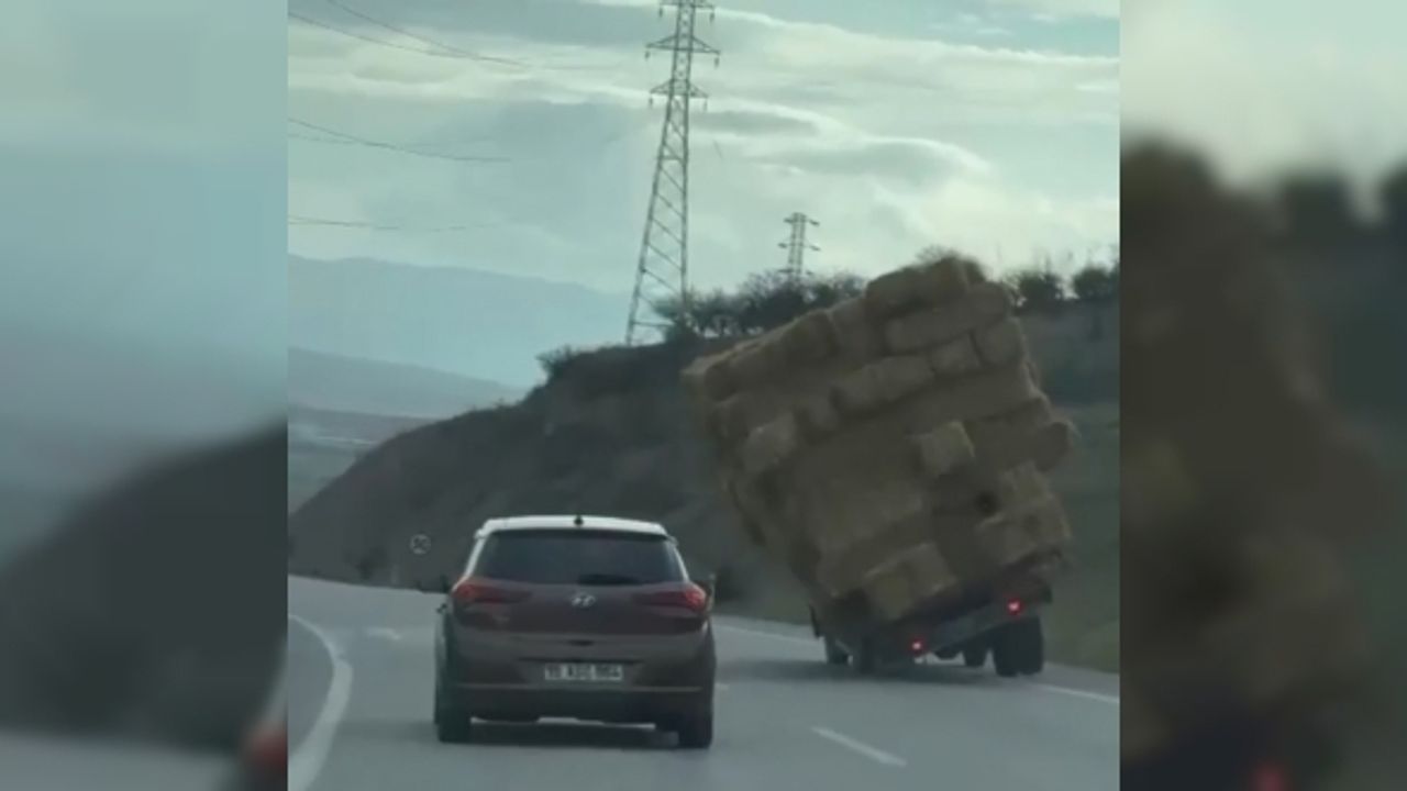 Saman yüklü kamyon devrildi, o anlar kameraya yansıdı