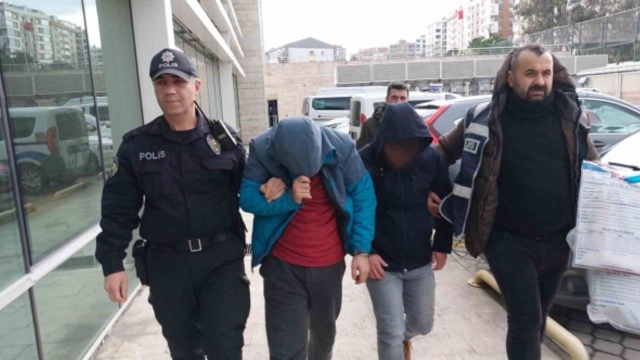 Samsun’da araçlardan mazot çalan 2 kişi devriye gezen polisin dikkati sayesinde yakalandı