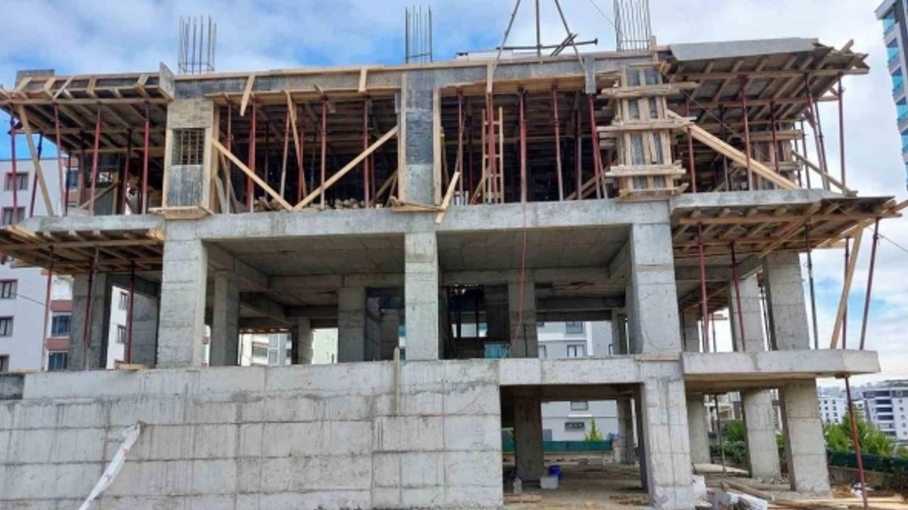 Samsun’da ikinci kattan düşen kalıp ustası ağır yaralandı