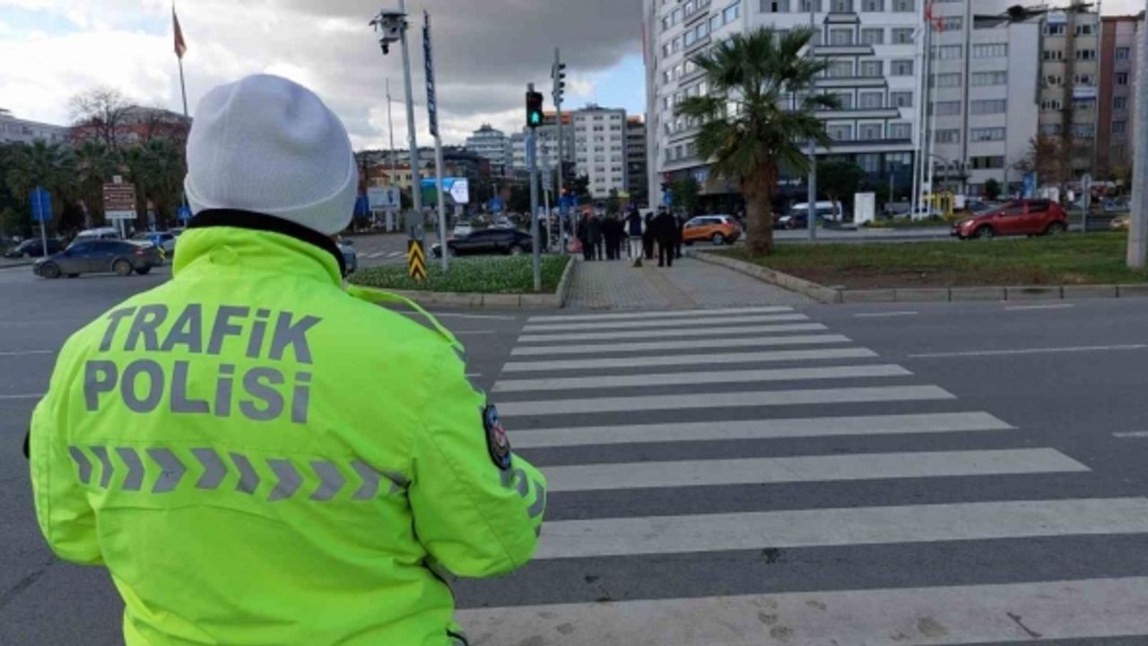 Samsun’da kırmızı ışıkta geçen 50 yayaya toplam 34 bin 500 lira ceza