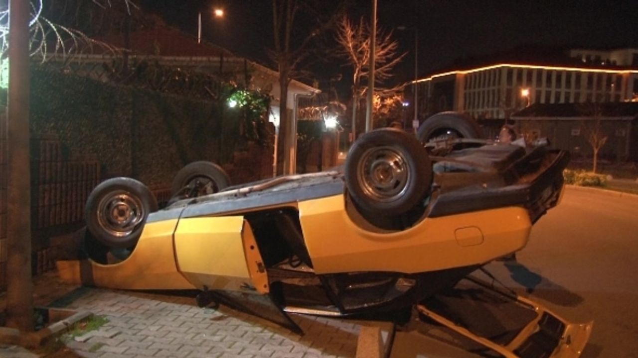 Sancaktepe’de aracının direksiyon hakimiyetini kaybeden sürücü takla atarak durabildi